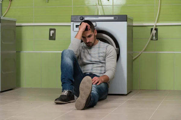 Man Waiting For The Washing — Stock Photo, Image