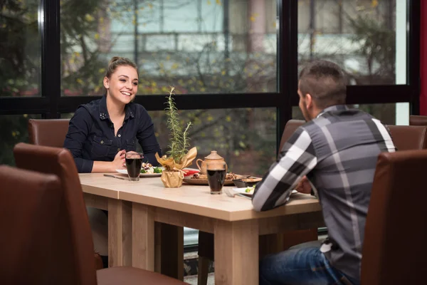 Bir çift restoranda yemek yiyor. — Stok fotoğraf