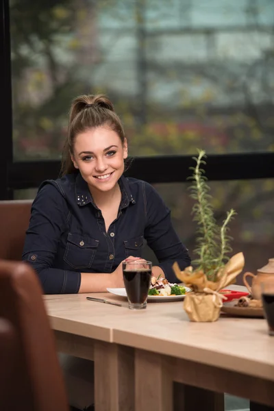 Joven hermosa mujer cenando en un restaurante — Foto de Stock