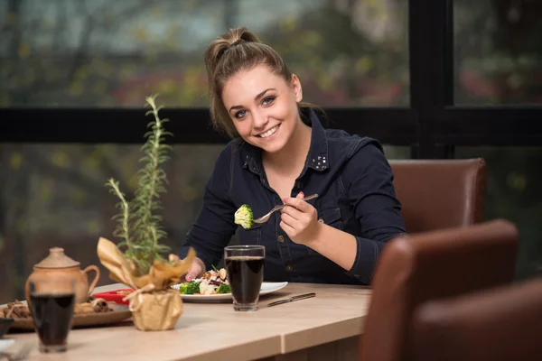 Mooie vrouw na de Lunch — Stockfoto