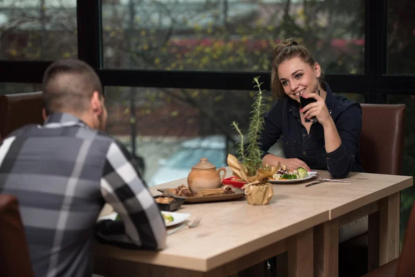 Romantique jeune couple au restaurant table toasting — Photo