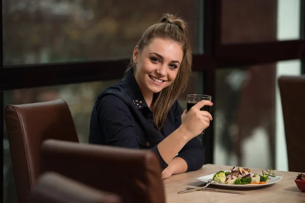 Genç güzel kadın bir restoranda akşam yemeği — Stok fotoğraf