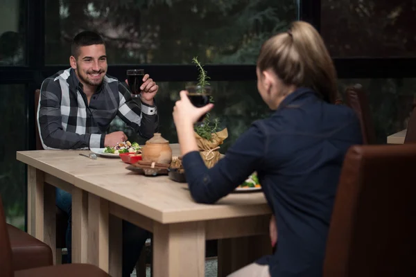 Bir çift restoranda yemek yiyor. — Stok fotoğraf