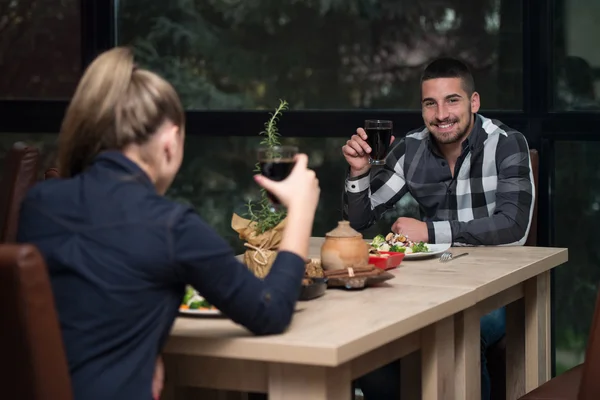 Restoran tablo toasting, romantik genç Çift — Stok fotoğraf