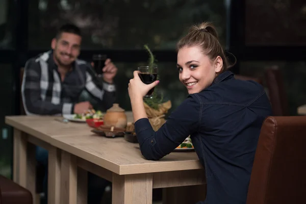Restoran tablo toasting, romantik genç Çift — Stok fotoğraf