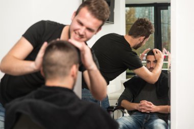 Saç stili yapıyor saç stilisti yansıması