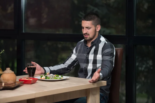 Hombre guapo es disquast acerca de su comida —  Fotos de Stock