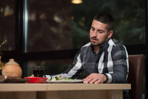 Schöner Mann ist unzufrieden mit seinem Essen — Stockfoto