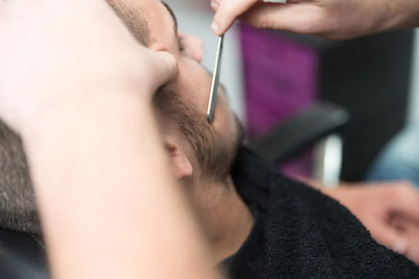 Peluquería afeitar la barbilla del hombre con una navaja de afeitar recta —  Fotos de Stock