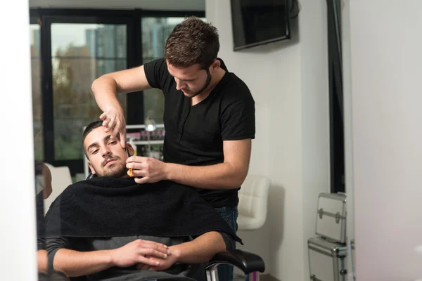 Friseur rasiert Männerkinn mit Rasiermesser — Stockfoto