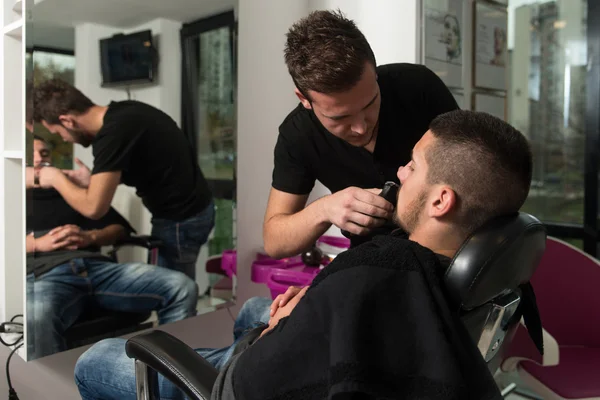 Friseur rasiert Mann den Schnurrbart — Stockfoto