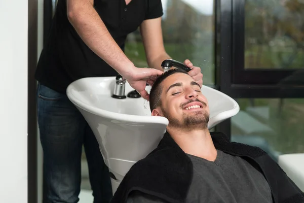 Peluquería lavado hombre cabeza en peluquería —  Fotos de Stock
