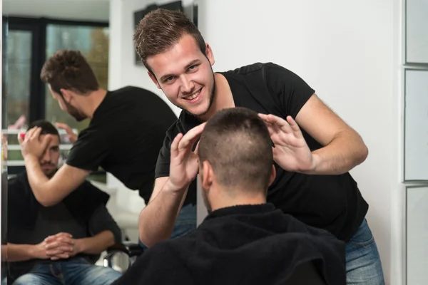 Coiffeur professionnel avec modèle de cheveux courts — Photo