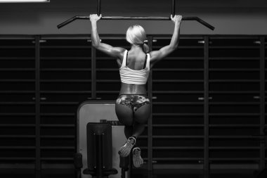 genç erkek spor salonunda sırt egzersizleri yapıyor