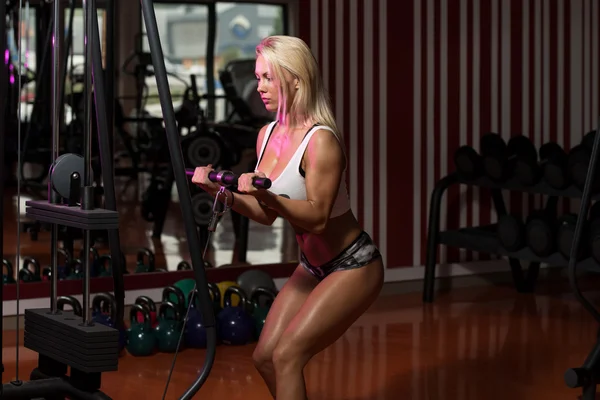 Kvinnan gör övning för Biceps — Stockfoto