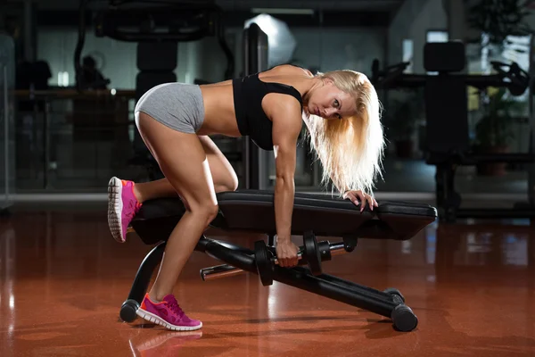 Mujer joven y saludable haciendo ejercicio para la espalda — Foto de Stock