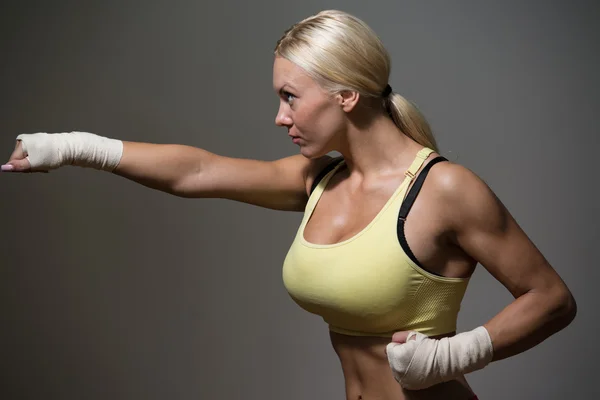 Silna kobieta zawodnikiem mieszanych sztuk walki — Zdjęcie stockowe