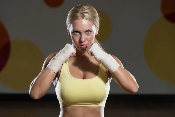 Mujer joven lista para luchar —  Fotos de Stock