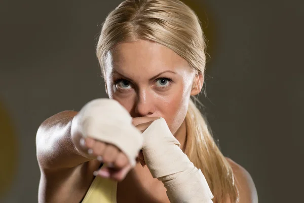 Genç kadın savaşmaya hazır — Stok fotoğraf