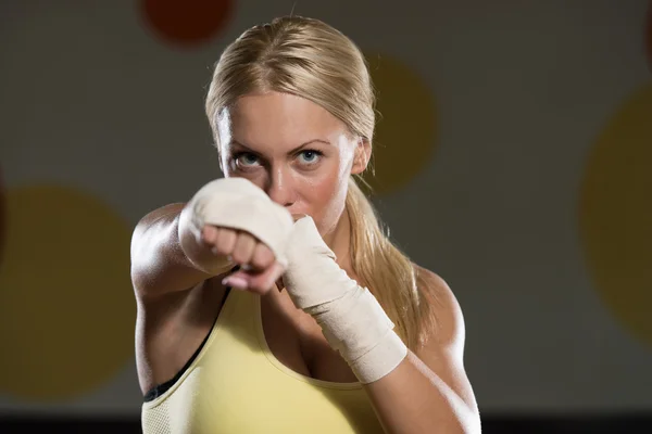 Joven mujer el luchador — Foto de Stock