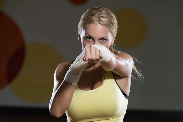 Silna kobieta zawodnikiem mieszanych sztuk walki — Zdjęcie stockowe