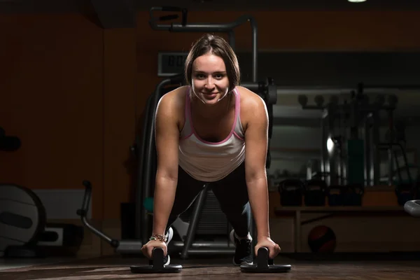 Jovem Mulher Exercício Empurre Ups — Fotografia de Stock