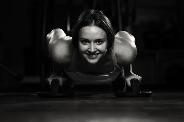 Mujer joven haciendo ejercicio Push Ups —  Fotos de Stock