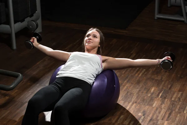 Jovem mulher fazendo exercício para o peito — Fotografia de Stock