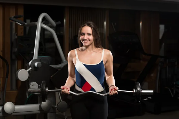 Vrouw doen zware gewicht oefening voor Biceps — Stockfoto