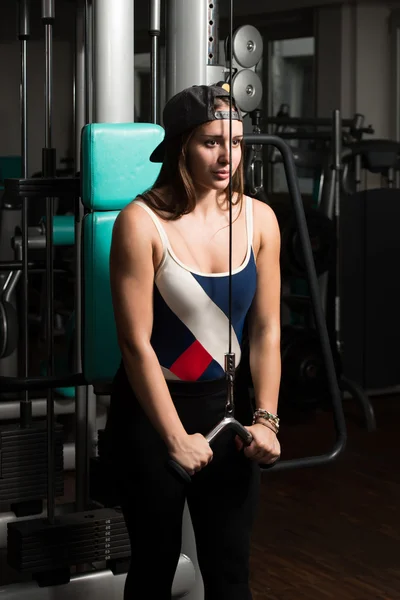 Młoda kobieta wykonując Triceps — Zdjęcie stockowe