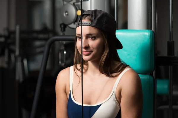 Kobieta robi ciężar ćwiczenia na Triceps — Zdjęcie stockowe