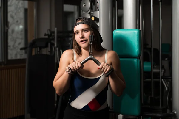 Jovem mulher fazendo exercício para tríceps — Fotografia de Stock