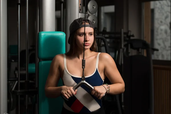 Mujer joven haciendo ejercicio Tríceps —  Fotos de Stock