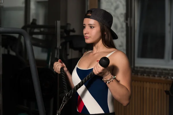 Mujer joven haciendo ejercicio para bíceps — Foto de Stock