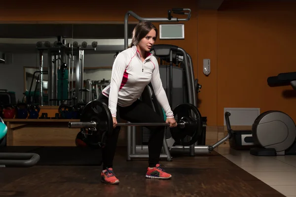 Mujer joven y saludable haciendo ejercicio para la espalda — Foto de Stock