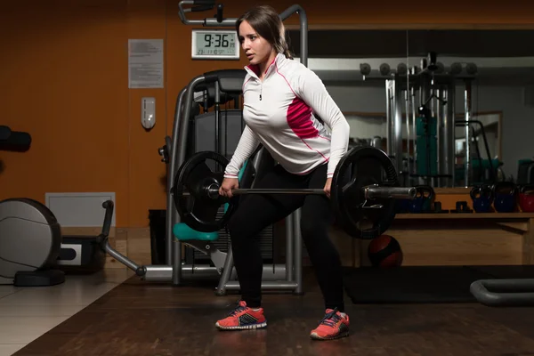 Jeune femme saine faisant de l'exercice pour le dos — Photo