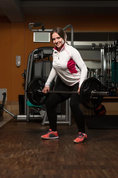 Gesunde junge Frau macht Bewegung für den Rücken — Stockfoto