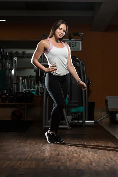 Mujer linda joven después del entrenamiento en el gimnasio — Foto de Stock