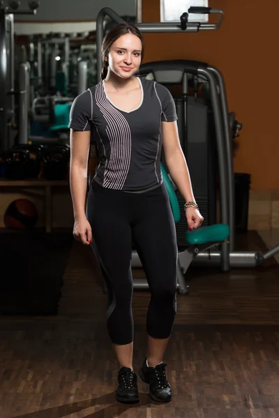 Mujer linda joven después del entrenamiento en el gimnasio — Foto de Stock