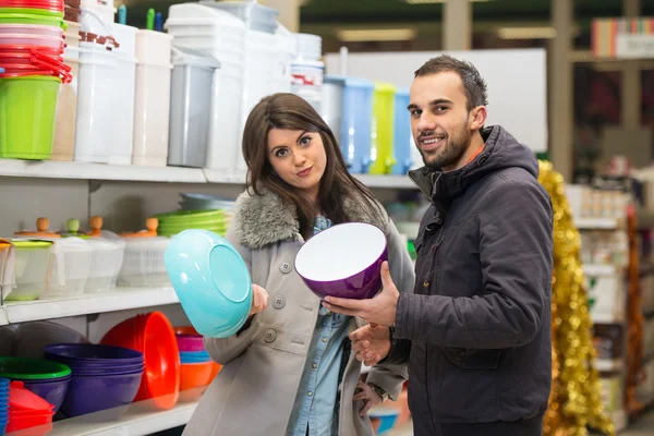 Pareja en tienda de comestibles — Foto de Stock