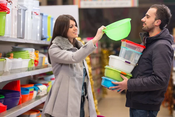 Bella giovane coppia shopping in un supermercato — Foto Stock