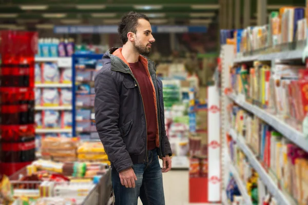 Uomo che fa shopping al supermercato — Foto Stock