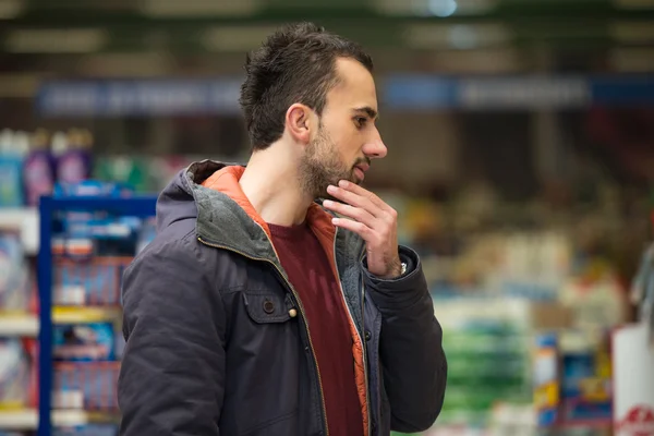 Uomo al negozio di alimentari — Foto Stock