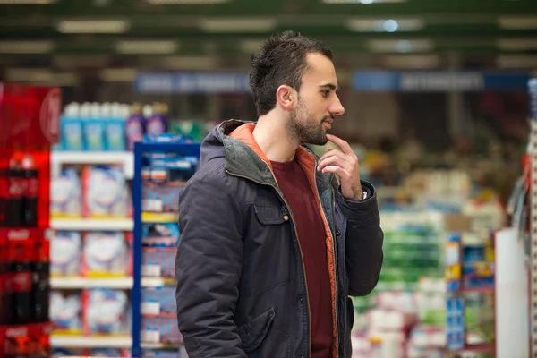 Uomo che fa shopping al supermercato — Foto Stock