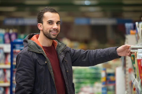 Uomo che fa shopping al supermercato — Foto Stock