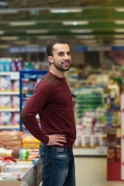 Mannen på livsmedel butik — Stockfoto