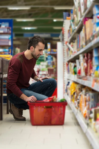 Мужчины покупки в супермаркете — стоковое фото