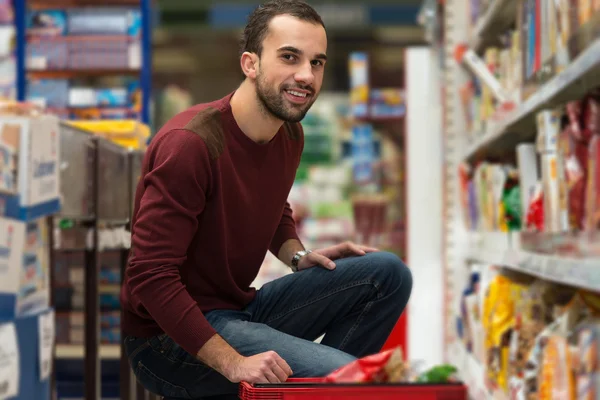 Uomo al negozio di alimentari — Foto Stock