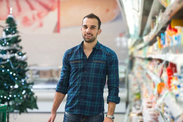 Człowiek zakupy w supermarkecie — Zdjęcie stockowe