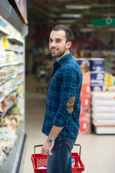 Jeune homme faisant du shopping au supermarché — Photo